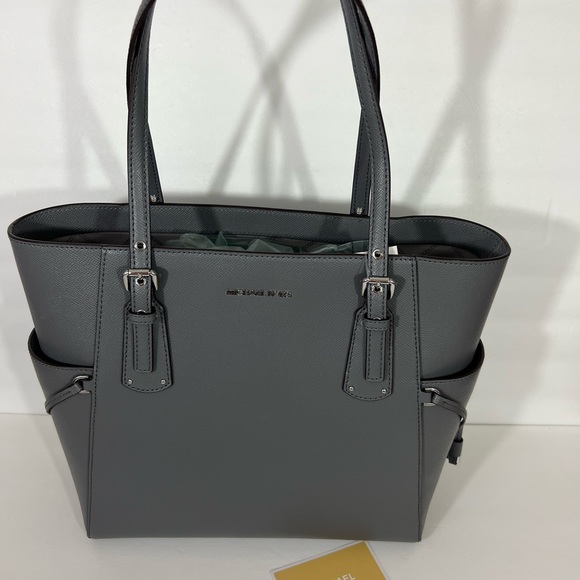 NWT MICHAEL KORS LEATHER VOYAGER EW TOTE HANDBAG - Picture 2 of 10